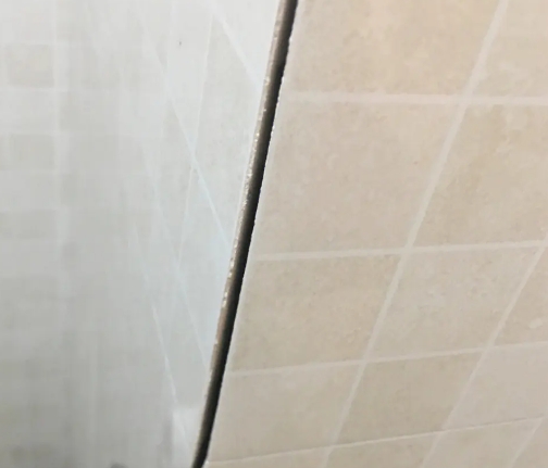 新乡瓷砖空鼓维修公司分享阳台瓷砖脱落的修复过程可以分为以下几个步骤