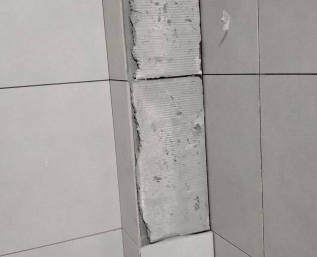 新乡瓷砖空鼓维修公司分享下瓷砖施工前基层浇水润湿程度不足，可能导致以下问题