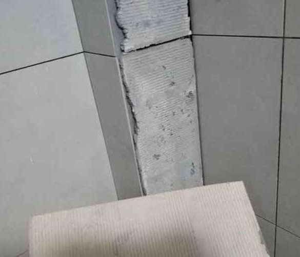 新乡瓷砖空鼓维修公司分享下厨房瓷砖脱落的补救措施。